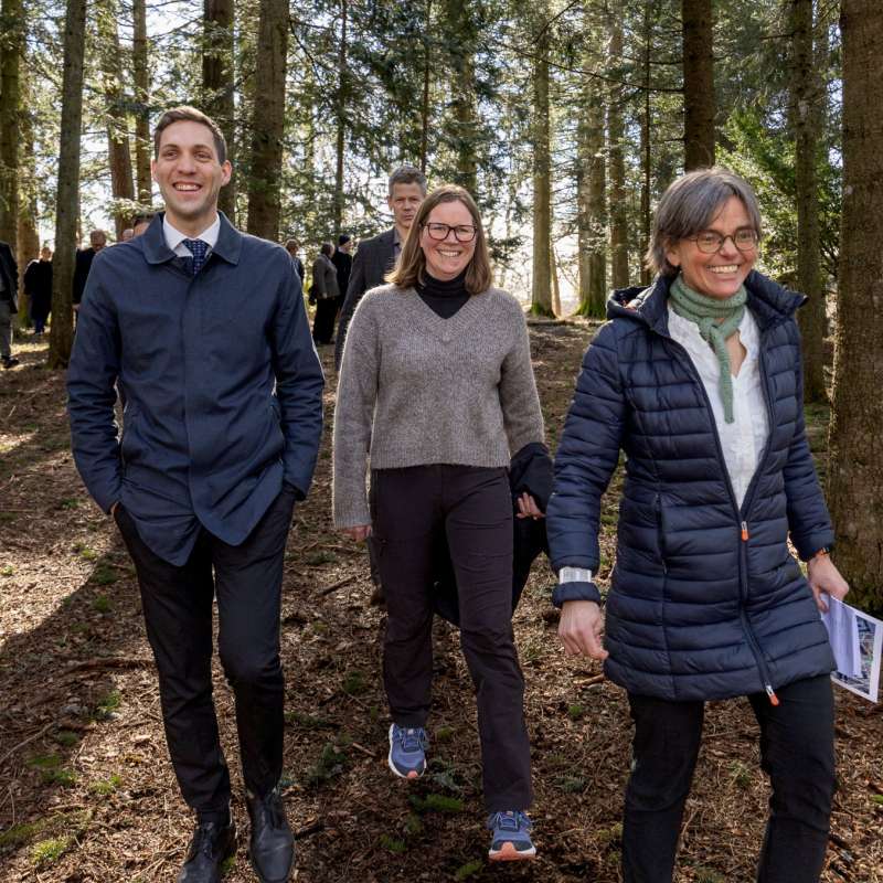 Prosjektledelsen og miljøminister på befaring i skogen