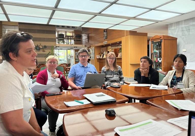 Dominika Krzeminska, avdelingsleder ved NIBIO (t.v.) i gruppesamtale med øvrige OPTAIN-forskere i Balatongyörok i Ungarn i 2022. Foto: Kathrine Torday Gulden