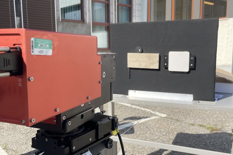 Nylig utførte forskere ved NMBU og NIBIO laboratoriestudier der de undersøkte treprøver som var behandlet med ulike typer brannbeskyttelse. Denne teknologien skal nå tas i bruk utendørs. Foto: Ingunn Burud