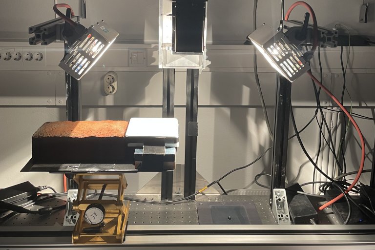 Nylig utførte forskere ved NMBU og NIBIO laboratoriestudier der de undersøkte treprøver som var behandlet med ulike typer brannbeskyttelse. Denne teknologien skal nå tas i bruk utendørs. Foto: Ingunn Burud