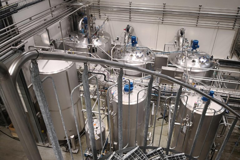 Slam fra forskjellige fraksjoner sammen med marine mikroalger produserer omega 3 og proteiner i bioreaktorer.