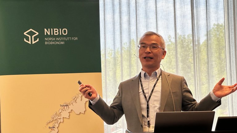 Professor Fangjie Zhao fra Nanjing Agricultural University presenterte forskning på hvordan nyttige jordbakterier kan bidra til å redusere overføringen av gener for antimikrobiell resistens fra jord til planter. Foto: Ragnar Våga Pedersen