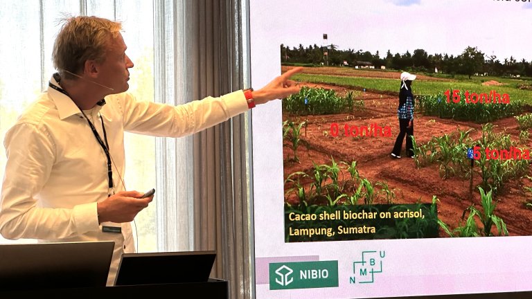 Professor Gerard Cornelissen fra NIBIO og NMBU undersøkte hvordan biokull kan bidra til å kontrollere forurensende stoffer og støtte jordhelsen i tropiske områder. Foto: Ragnar Våga Pedersen
