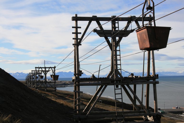 The cableway from Longyearbyen out toward the loading dock at Hotellneset. Photo: Anne-Cathrine Flyen / Norwegian Institute for Cultural Heritage Research