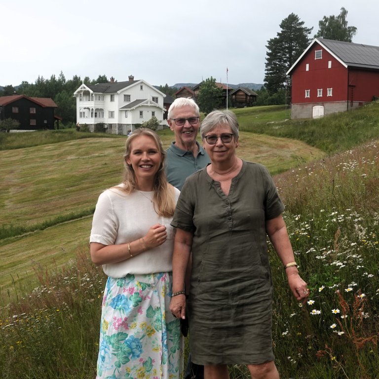 Anne Rokne Bolkesjø med foreldrene Leif Bolkesjø Mælandsmo og Lisbeth Rokne. Foto: Morten Günther