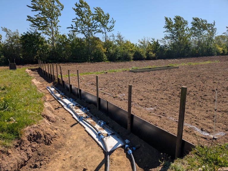For å varme opp jorda blir røyr for varmt vatn grave ned. Foto: Silje Kvist Simonsen
