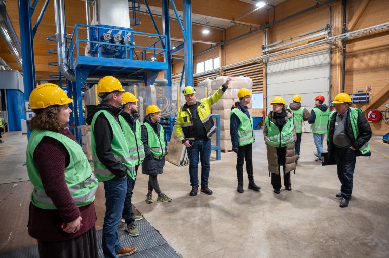 Etter seminaret på Gardermoen fikk de prosjektdeltagerne som ønsket det omvisning hos Hunton på Gjøvik der Fibergrow blir produsert. Fabrikksjefen forsikrer at de har kapasitet til å levere all den trefiberen hagebruket i Norge trenger, og mere til. Foto: Erling Fløistad