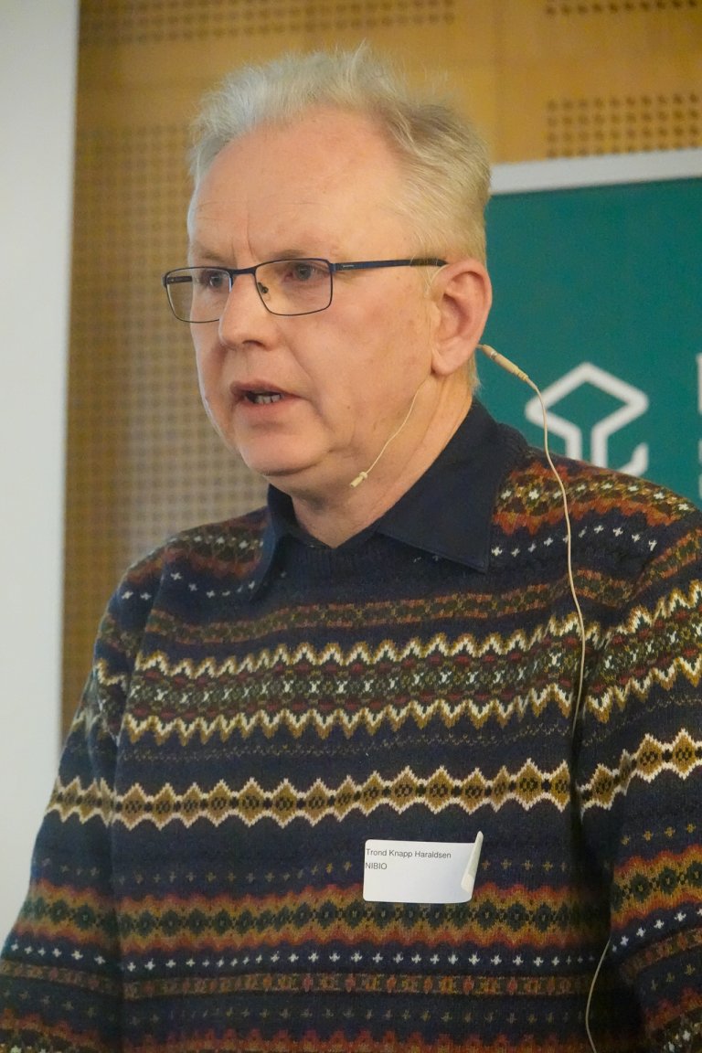  – Utfordringen med de fleste typer kompost er imidlertid at kvalitet, som struktur og næringsinnhold, varierer mye, forteller seniorforsker Trond Haraldsen i NIBIO. Foto: Morten Günther 