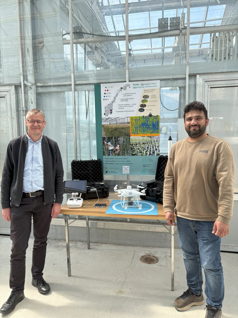 Morten Lillemo and and Fahad Ijaz, head engineer on Field phenotyping at PheNo. Photo: Sara Catarina Costa Laranjeira