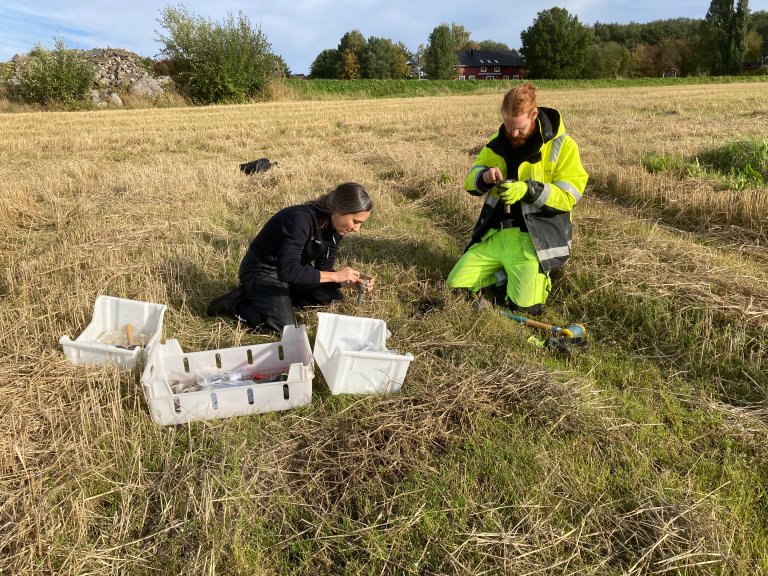 NIBIO-forskere Alice Budai og Frederik Bøe på Tuv forsøksgård. Foto: Ievina Sturite