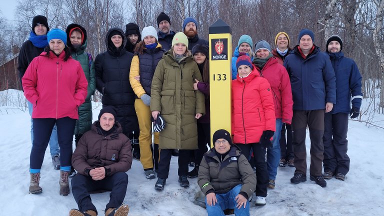 Prosjektdeltagere fra Norge og Romania samlet på Utnes i Pasvikdalen. Foto: Morten Günther