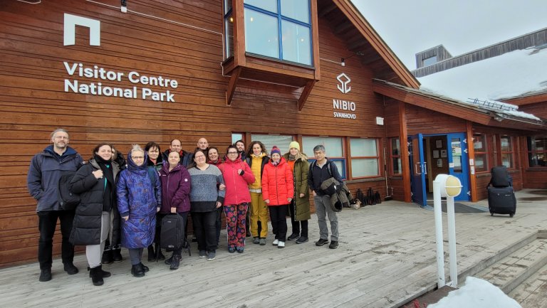 Deltagerne samlet utenfor NIBIO Svanhovd i Pasvikdalen. Foto: Morten Günther