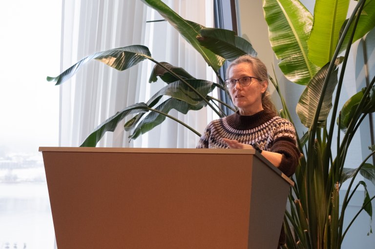 NIBIO-forskar May Bente Brurberg forklarer korleis kjennskap til tørrote-organismen kan brukast for å utvikle nye metodar for å handtere han. Foto: Silje Kvist Simonsen