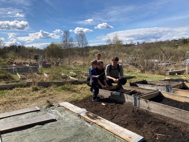 «Vi har engasjert oss i parsellhagen for å lære barna våre om matdyrking». Fra møte med en familie i parsellhager på Bøler, Oslo. Foto: Arne Sæbø