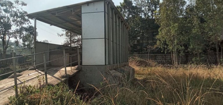 Urine-separating toilets, known as ecosan toilets, are already available in Bahir Dar, such as here at Qulkual Meda elementary school. However, the urine in these toilets is not always separated in the way it should be, and if it is, it is not collected. When the containers become full, they overflow. Photo: Eshetu Assefa