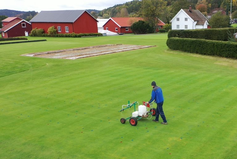 Person maintaining golf green at NIBIO Landvik.