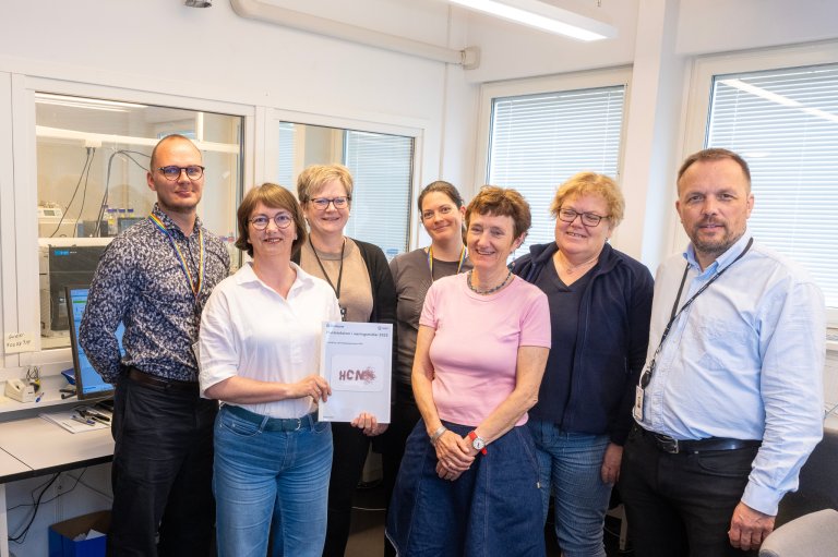 Marit Almvik i NIBIO og Hanne Marit Gran i Mattilsynet og sammen med Marits kolleger i NIBIO som bidrar i jakten på plantegiftstoffene. Bak, fra venstre: Ivo Havrenek Guldberg, Randi Bolli, Lina Aarsbog, Kari Stuveseth og Tore Bonge-Hansen