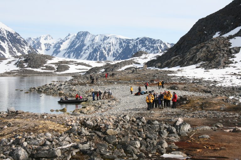 Tourists visit the vulnerable cultural heritage site in Virgohamna, northwest Spitsbergen, Svalbard. Photo: Anne-Cathrine Flyen, NIKU