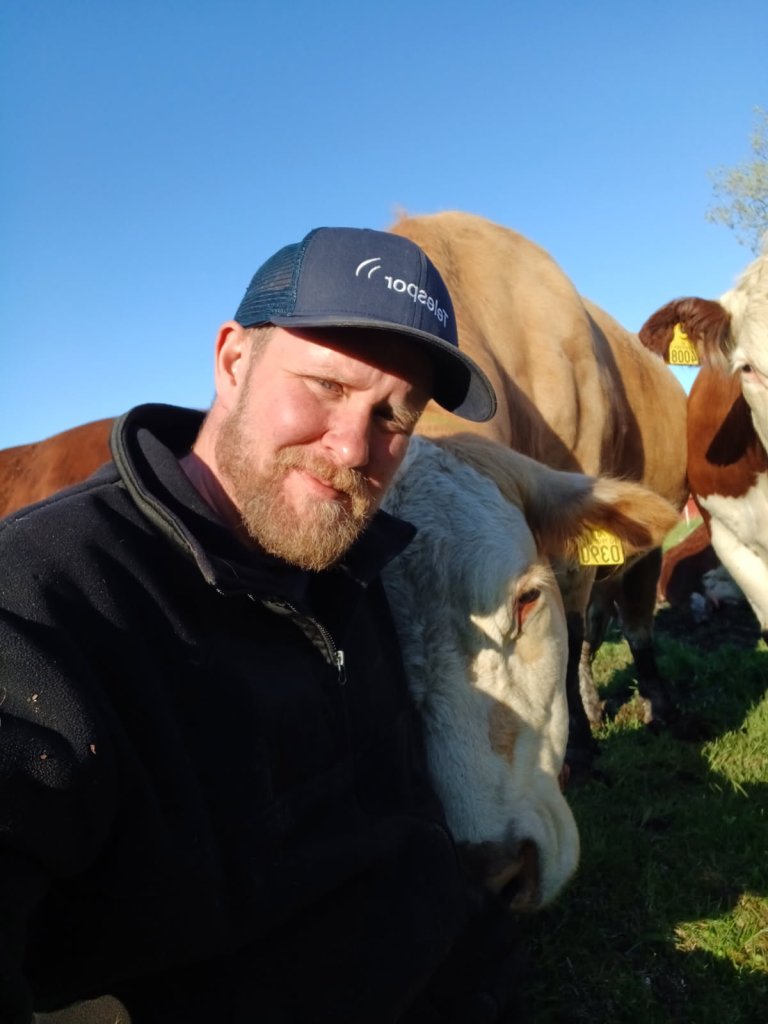 – Teknologien løser ikke alle utfordringer, men den er et nyttig hjelpemiddel, sier Andreas Larsen, bonde og leder av Troms Bondelag. Foto: Privat