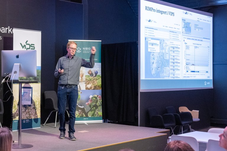 Fungerende prosjektleier i VIPS, Tor-Einar Skog fortalde om utviklinga i VIPS på plantehelsedagen 2026, der 25 år med VIPS vart feira. Foto: E. Fløistad, NIBIO