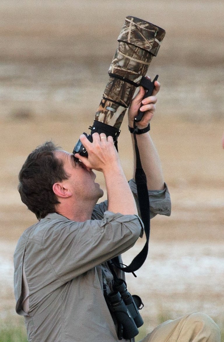 NIBIO-forsker Christian Pedersen på fotooppdrag i felt. Foto: Privat