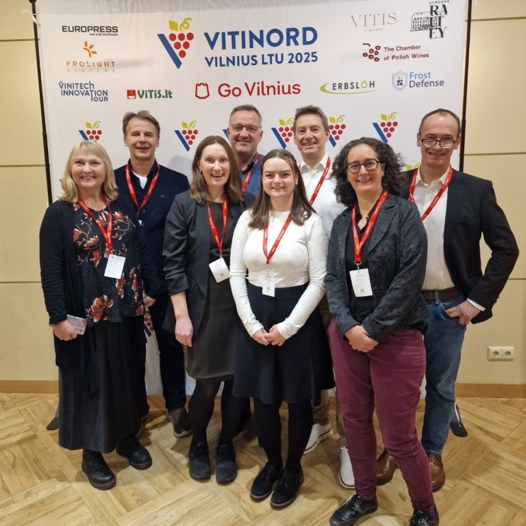 Frå venstre – NIBIO-forskarane Ingunn M. Øvsthus, Darius Kviklus og Ingunn Øvsthus med konferansedeltakarar på VitiNord 2025 i Vilnius. Foto: NIBIO