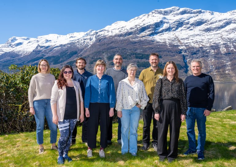Prosjektgruppa i Kveiksmakprosjektet. Daglig leder i Voss Fellesbryggeri, Rune Midtun er prosjektleder, seniorforsker i NIBIO, Hans Geir Eiken og daglig leder i Vestnorsk kulturakademi, Atle Ove Martinussen er initiativtakere og samarbeidspartnere. Professor Lorena Butinar fra universitetet i Nova Garcia i Slovenia skal analysere smak og luktsoffer i kveik-øl i prosjektet. Ingunn Øvsthus i NIBIO leder arbeidet med å etablere et vitenskapelig smakspanel for kveik ved NIBIO Ullensvang, nederst Torgunn Hegland, Voss Fellesbryggeri, Benedikt Grein og Trude Magnussen, NIBIO. Foto: Erling Fløistad