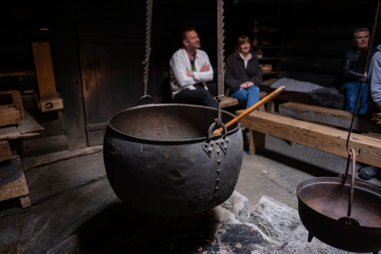 Besøk i årestova på Voss museum, der øl har blitt brygga i fleire hundre år. Foto: Erling Fløistad, NIBIO