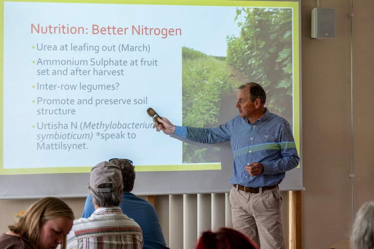 Rådgiver Rob Saunders fra H.L. Hutchinsons Ltd i England ga en god oversikt over de fem største utfordringene ved etablering og dyrking av solbærfelt. Foto: Erling Fløistad