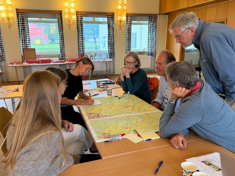 Flere av deltakerne trakk fram treplanting langs vassdraget, restaurering av kantvegetasjon og ulike former for vannfordrøyning som aktuelle tiltak. Det ble også diskutert hvordan nye utbyggingsområder kan planlegges slik at mer regnvann holdes tilbake lokalt før det når elva. Innspillene fra workshopen vil nå bli tatt med videre i prosjektarbeidet. Foto: Kathrine Torday Gulden