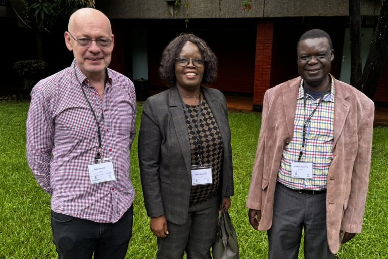 Prosjektleder for MaDiPHS, dr. Karl Thunes fra NIBIO, dr. Agnes Mbachi Mwangwela, prorektor ved LUANAR, og dr. Jonathan Mkumbira, nasjonal koordinator for MaDiPHS, under workshopen ved LUANAR-universitetet utenfor Lilongwe i Malawi. Foto: Siri Elise Dybdal