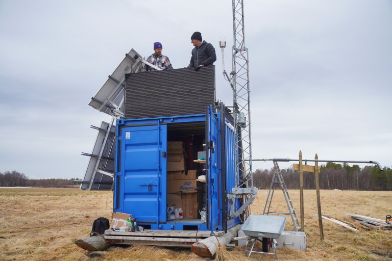 David Kniha (t.v.) og Mikhail Mastepanov installerer utstyr til feltforsøket i Pasvik. Foto: Junbin Zhao