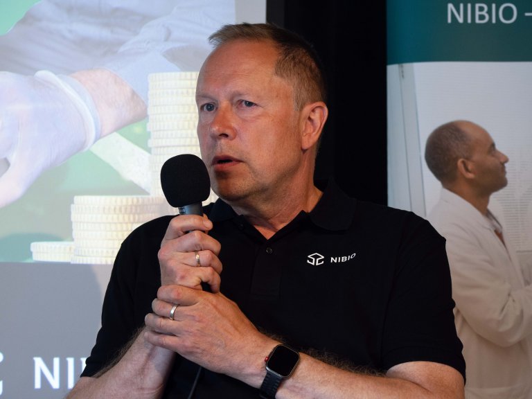 Gjermund Bahr forsker for en oppdrettsnæring som skal være mindre avhengig av utenlandsk fôr og samtidig forurense mindre. Foto: Georg Mathisen