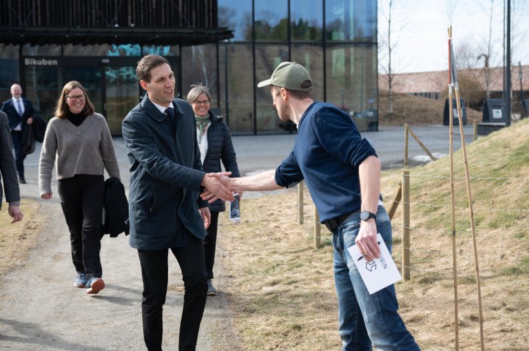 NIBIO-rådgiver Jostein Frydenlund introduserte statsråden til arbeidet med Klimakalkulatoren. I bakgrunnen ser vi ledelsen ved senteret, Gunnhild Søgaard fra NIBIO og Ågot Aakra fra NMBU. Foto: Ragnar Våga Pedersen