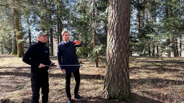 Landsskogtakseringen gir et viktig datagrunnlag for det som skal gjøres ved senteret. Johannes Breidenbach, leder for Landsskogtakseringen viser klima- og miljøminister Andreas Bjelland Eriksen hvordan arbeidet gjøres i praksis. Foto: Ragnar Våga Pedersen