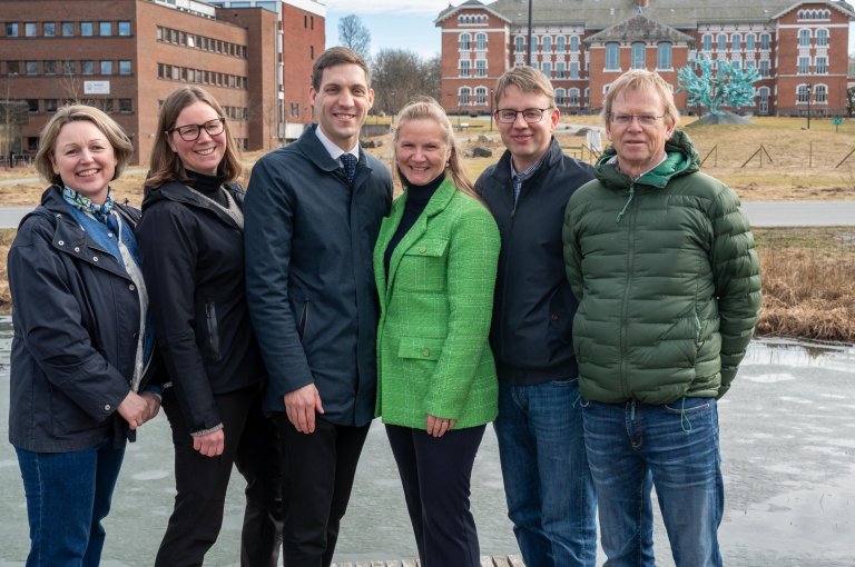 NMBU og NIBIO skal lede et nytt nasjonalt senter for bærekraftig arealbruk. Fredag 20. mars kom klima- og miljøminister Andreas Bjelland Eriksen for personlig å overbringe nyheten om tildelingen. Fra venstre til høyre, Katrine Broch Hauge fra UiO, Gunnhild Søgaard som skal lede senteret fra NIBIO, klima- og miljøminister Andreas Bjelland Eriksen, Mari Sundli Tveit fra Forskningsrådet, Lars H. Gulbrandsen fra Fritjof Nansens institutt og Øystein Aass fra NMBU. Foto: Ragnar Våga Pedersen