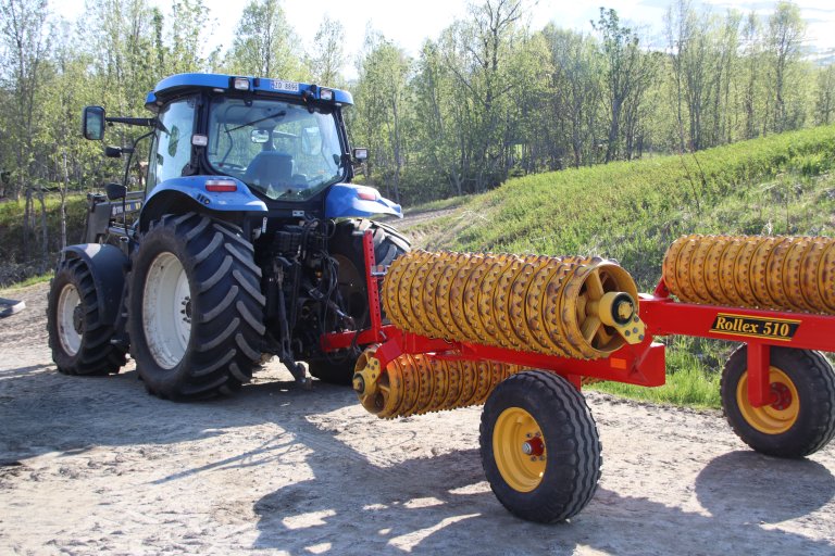 Traktor med trommel frå Balsfjord i Troms. Undersøkinga omfattar perioden 2018–2025 og har først og fremst sett på investeringar i med særlig vekt på investeringer i maskiner, redskaper og teknisk utstyr. Foto: Marianne Vileid Uleberg