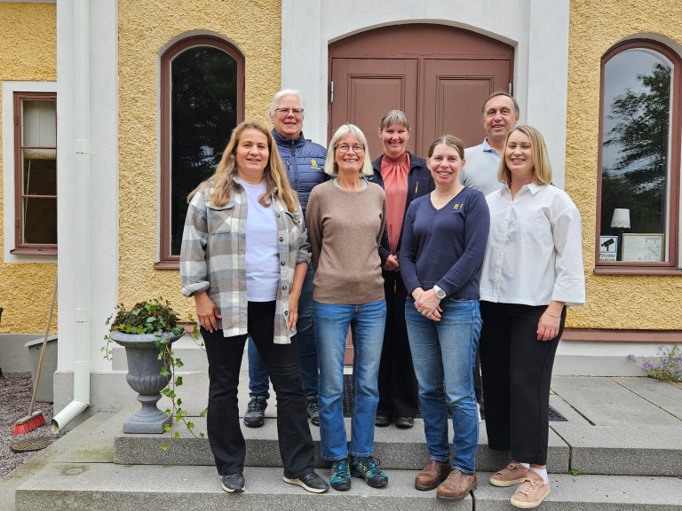 Noen av deltakerne i prosjektet HorseVoice samlet på Strømsholm i august 2025. Fra venstre, nederst: Turid Buvik (Trondheim Hundeskole), Cecilie Mejdell (Veterinærinstituttet), Linda Kjellberg (Ridskolan Strømsholm) og Lovisa Broms (Malmø Universitet). Fra venstre øverst: Karin Morgan (Ridskolan Strømsholm), Grete H.M. Jørgensen (NIBIO) og Knut Bøe (NMBU). Susanna Hedenborg (Malmø Universitet) er også en del av forskergruppen, men var dessverre forhindret fra å delta på møtet.