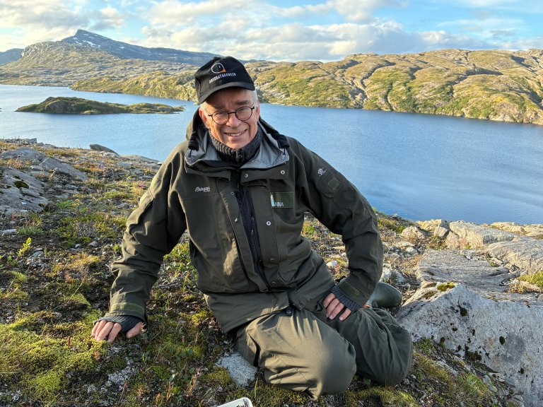 Soppguru Tor Erik Brandrud er overrasket over det store mangfoldet av sopp som er å finne i fjellet i år. Foto: Thomas Holm Carlsen