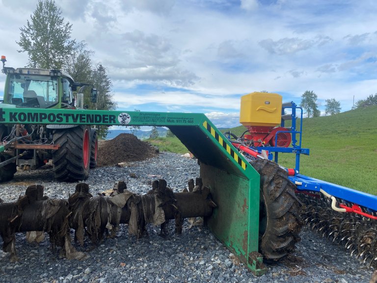 Kompostvender og ugrasharv. Foto: Vilde Haarsaker