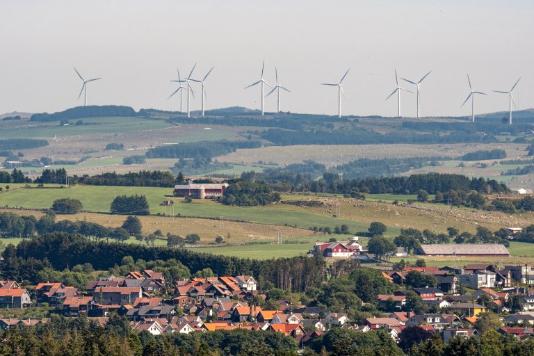 Vindmøller og urbanisering fører til konflikter om arealbruk. Fra Bryne i Time kommune på Jæren. Foto: Erling Fløistad