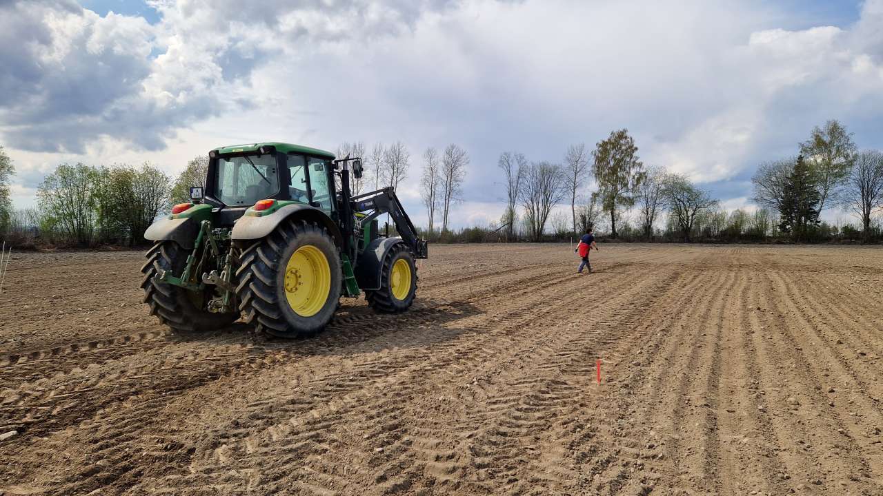 Jordpakking ved å kjøre traktor hjul i hjul_Foto_Unni Abrahamsen