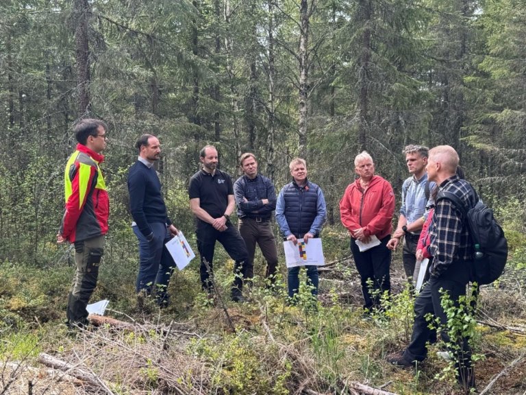 Daværende kronprins Haakon Magnus på besøk i VDT-feltet i Åsnes kommuneskoger i mai 2025. Foto: Linn Hege Sagen, isolor.no.