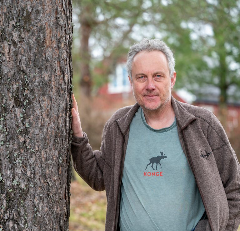 – Den nye rapporten er som en kokebok for skogeiere og skogforvaltere som ønsker å gå over til mer bledningshogst, sier skogforsker Aksel Granhus, en av forfatterne bak den nye rapporten. Foto: Lars Sandved Dalen, NIBIO