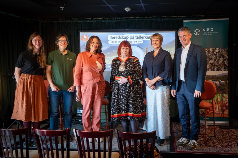Fra v.: Silje Kvist Simonsen og Frøydis Gillund (NIBIO),  Krstina Hansen (AP),  Ann-Elise Finbog (Sametinget), Aina Valland (Lerøy seafood) og Ivar Horneland Kristensen (NIBIO), på Arendalsuka 2026. Foto: Erling Fløistad