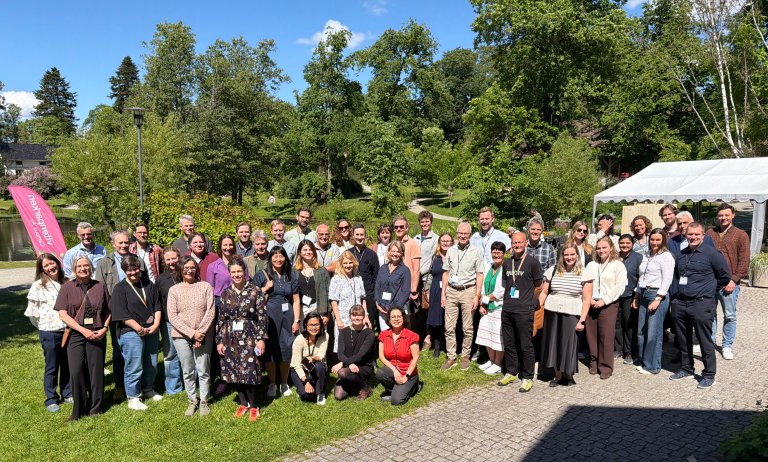 Gruppebilde av CircWOODs prosjektdeltakere og øvrige tilhørere i en pause under CircWOODs sluttseminar som ble avholdt på Vitenparken i Ås 11. juni 2026. Foto: Vitenparken