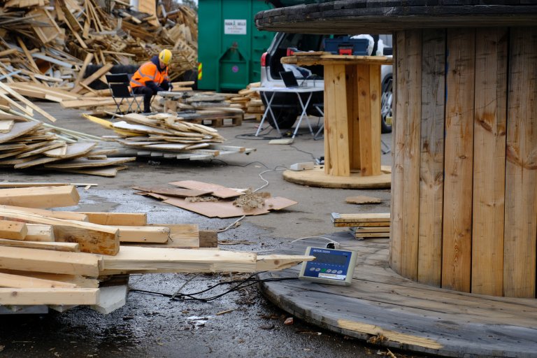 I CircWOOD har forskerne blant annet kartlagt mengder og kvaliteter av returtre, og hvordan materialet kan brukes videre. Foto: Kathrine Torday Gulden
