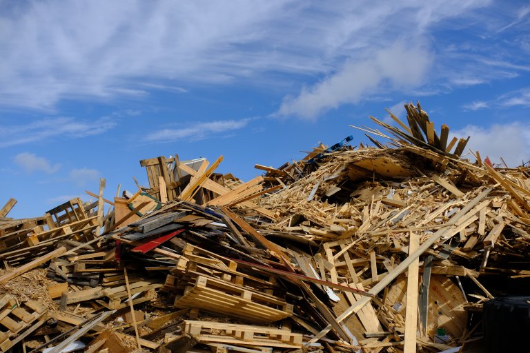 Noe av trevirket som kastes er heltre, mens annet kan bestå av ulike typer sammensatte materialer som sponplater og MDF med begrenset gjenbrukspotensial.  Noe trevirke er ubehandlet, mens det kan også være behandlet med kjemikalier som gjør at det må håndteres som spesialavfall og ikke kan brukes i nye produkter. Foto: Kathrine Torday Gulden