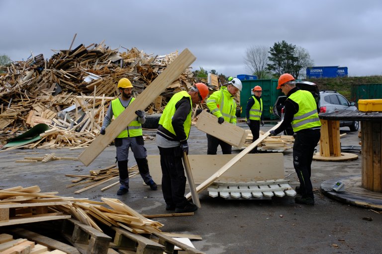 Forskerne bak studien samlet inn og analyserte 54 tonn brukt trevirke fra tre ulike gjenvinningsstasjoner i Norge: to industrielle og én for husholdningsavfall. Fra de industrielle gjenvinningsstasjonene var mellom 49 og 64 prosent av trevirket ubehandlet heltre eller bærende konstruksjonstrevirke. Foto: Kathrine Torday Gulden