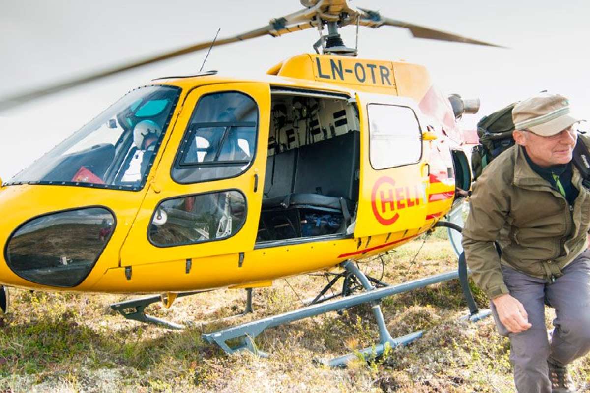 bilde 1 - asbjørn gangstad på vei ut av helikopteret - foto lars sandved dalen - nibio_cropped